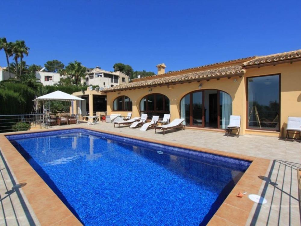 villa-mit-viel-platz-privatem-pool-und-meerblick-in-moraira-an-der-costa-blanca