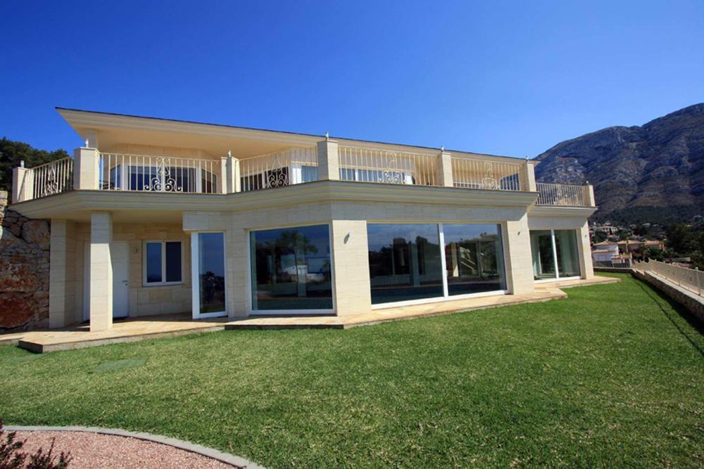 erstaunliche-luxus-villa-mit-atemberaubendem-panoramablick-auf-das-meer-in-denia-an-der-costa-blanca