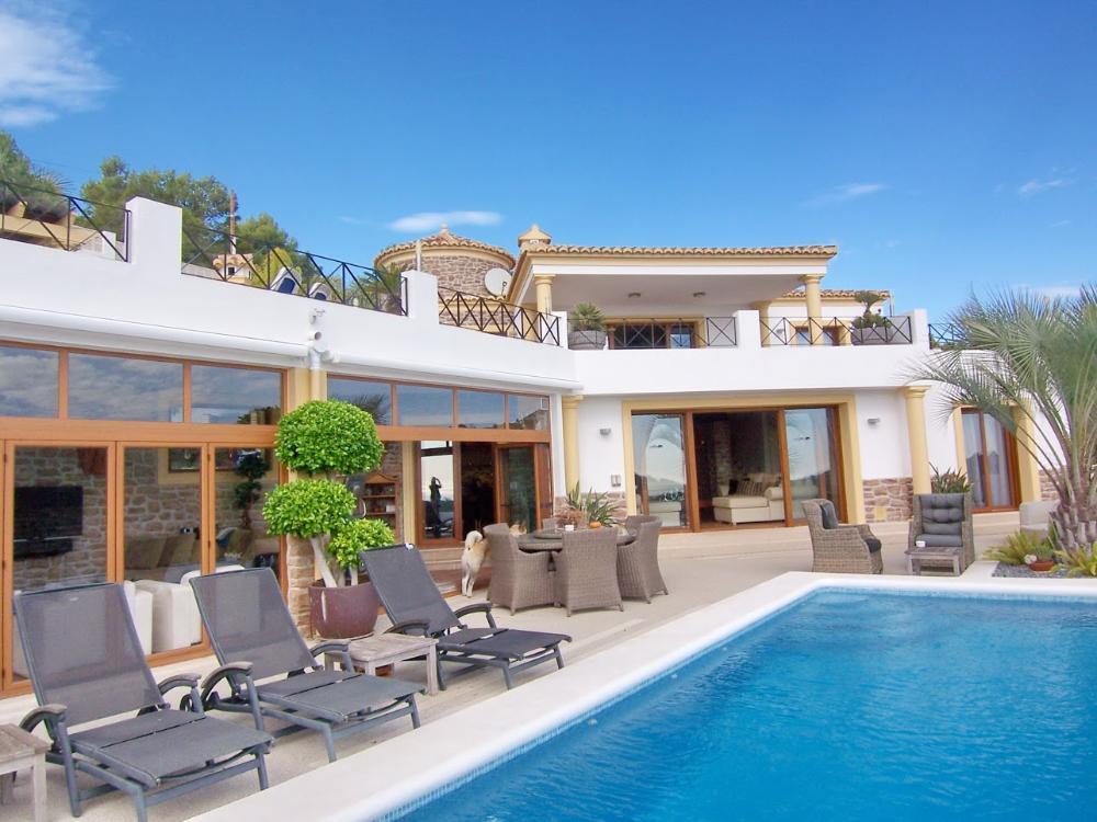 einzigartige-villa-mit-viel-platz-pool-und-meerblick-in-calpe-an-der-costa-blanca