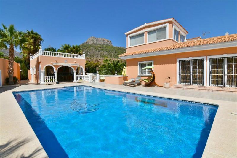 repraesentative-villa-mit-privatem-pool-garage-und-meerblick-in-calpe-an-der-costa-blanca