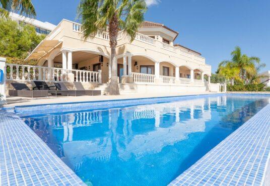 fantastisch-geraeumige-villa-mit-privatem-pool-spa-bereich-garage-und-meerblick-in-calpe-an-der-costa-blanca