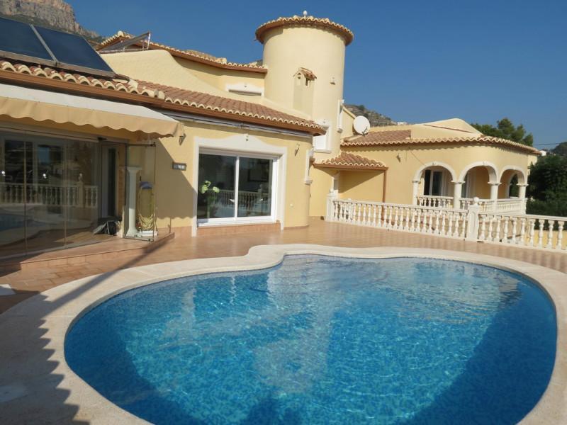 makellose-villa-mit-pool-und-meerblick-in-calpe-an-der-costa-blanca