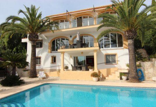 villa-bestend-aus-3-wohnungen-mit-privatem-pool-und-meerblick-in-javea-an-der-costa-blanca