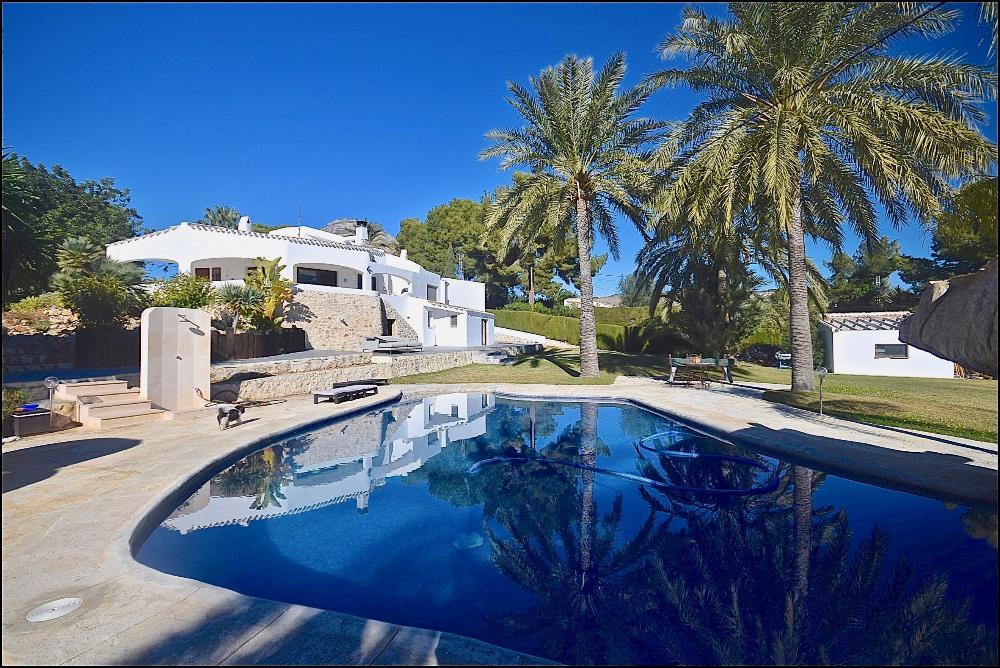 helle-luxus-villa-mit-doppelgarage-und-pool-in-javea-an-der-costa-blanca