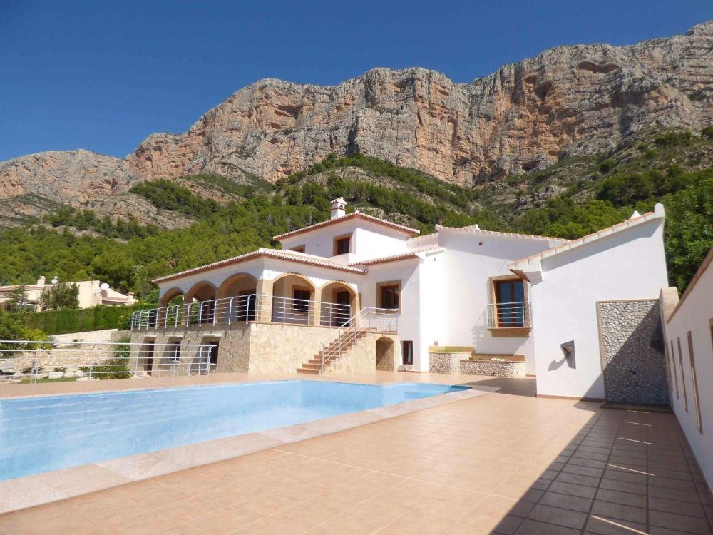 villa-mit-viel-platz-gaestewohnung-garage-und-pool-in-javea-an-der-costa-blanca