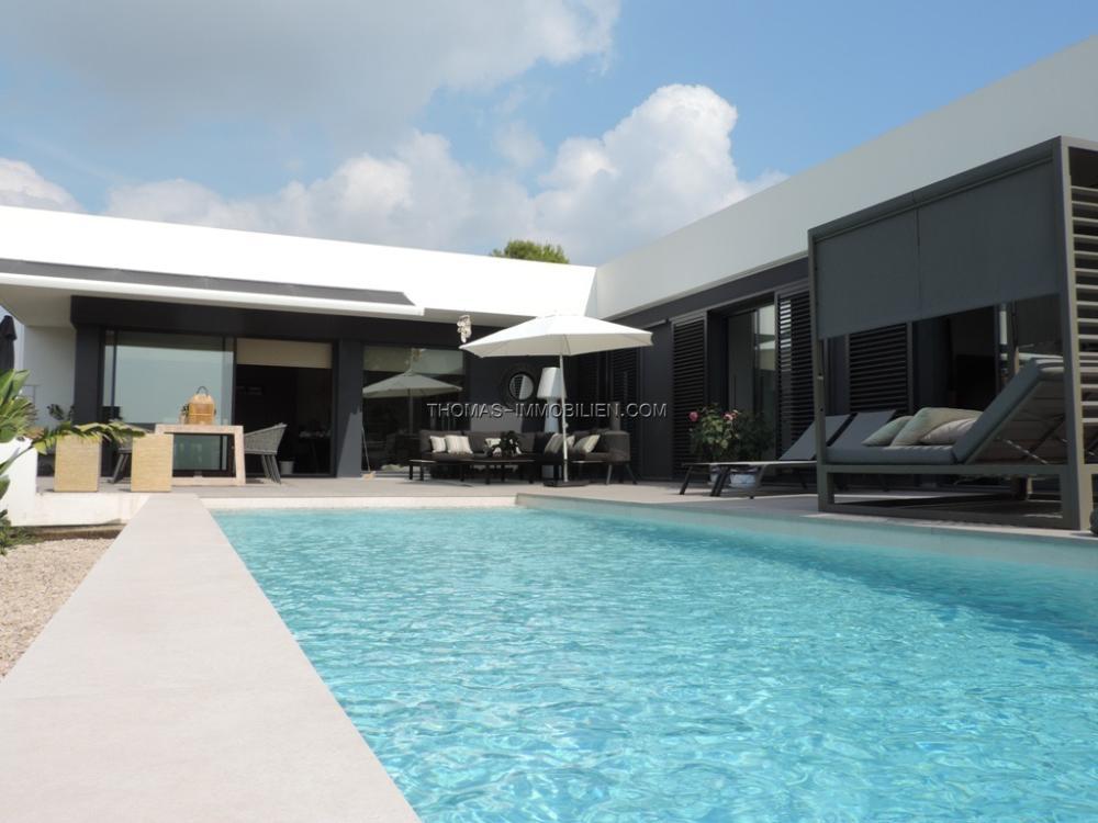 moderne-design-neubau-luxusvilla-mit-pool-in-calpe-an-der-costa-blanca