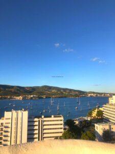 helles-penthouse-mit-beeindruckendem-blick-auf-das-meer-die-berge-in-magalluf-auf-mallorca