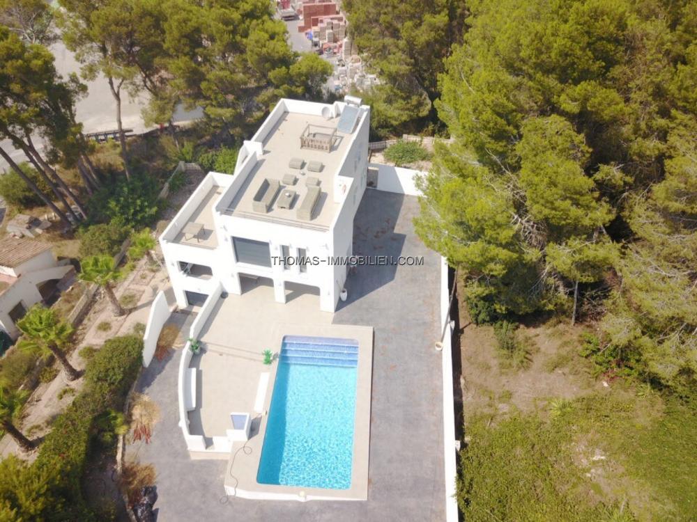 schoene-villa-im-modernen-stil-mit-pflegeleichtem-garten-pool-und-teilmeerblick-in-moraira-an-der-costa-blanca