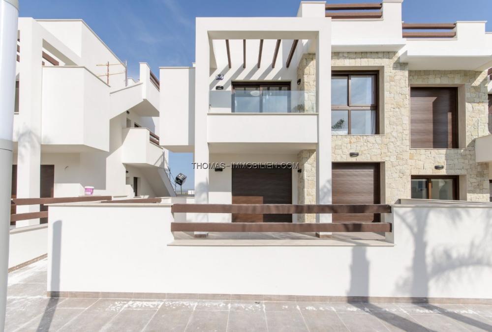 neubau-wohnanlage-mit-herrlichem-blick-auf-den-rosa-salzsee-in-torrevieja-spanien