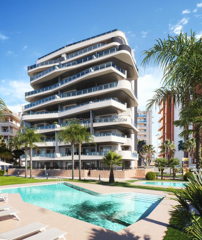 neubau-wohnanlage-vor-dem-fluss-segura-und-in-der-naehe-des-yachthafens-und-des-strandes-von-guardamar-spanien