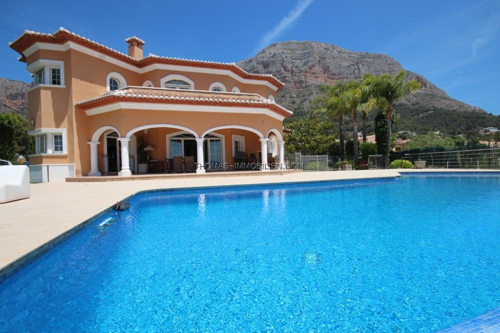 erstklassige-villa-mit-infinity-pool-barbecue-spielplatz-doppelgarage-keller-garten-balkon-terrasse-viele-details-auf-der-suedseite-von-montgo