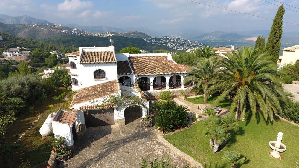 villa-mit-grossem-grundstueck-und-ebener-zufahrt-herrlicher-ausblick-grosse-terrassen-bbq-zh-klima-garage-u-v-a-m