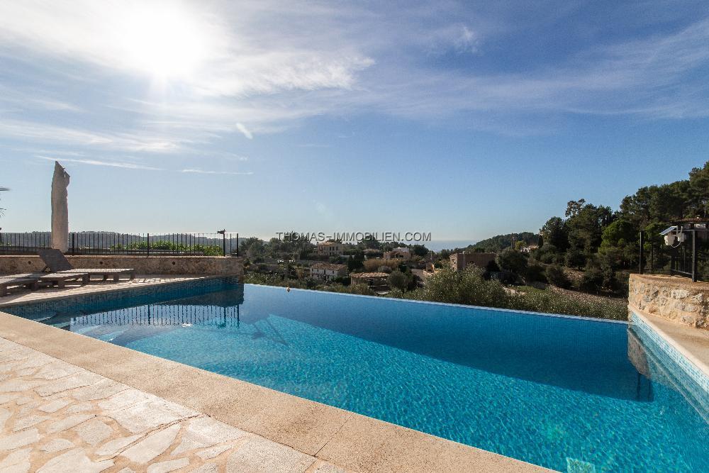 einzigartiges-landhaus-mit-pool-und-meerblick-in-puigpunyent-auf-mallorca