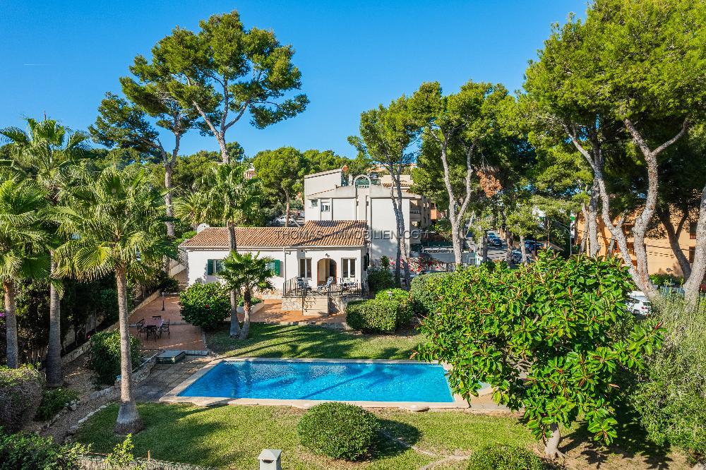 villa-im-mediterranen-stil-in-zweiter-meereslinie-gegenueber-dem-yachthafen-von-santa-ponsa-auf-mallorca