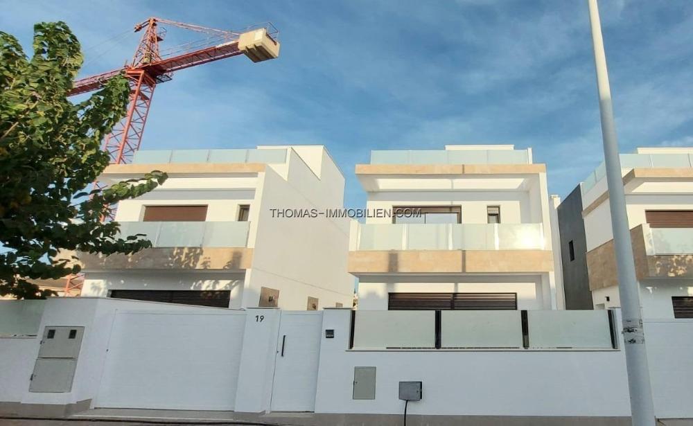 neu-gebaute-moderne-villen-in-der-naehe-des-zentrums-von-san-pedro-del-pinatar-spanien