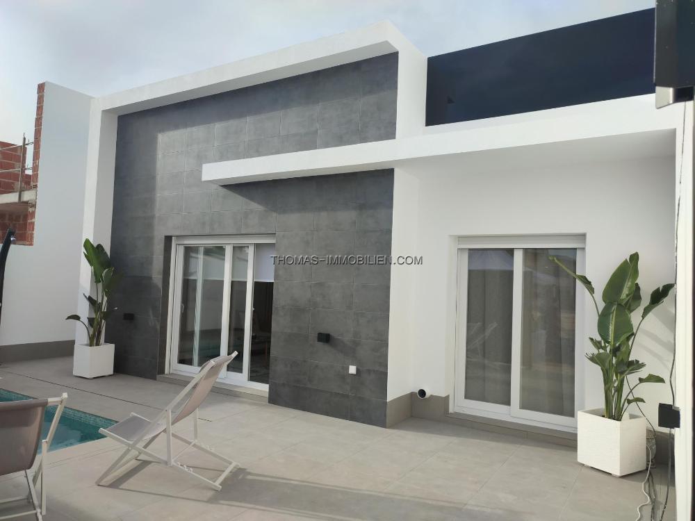 neubau-wohnanlage-mit-6-einstoeckige-freistehende-villen-terrassenbereich-privatem-pool-und-parkplatz-auf-dem-grundstueck-in-torre-pacheco-spanien