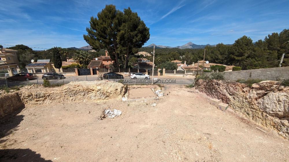 grosszuegiges-grundstueck-mit-blick-auf-die-berge-in-santa-ponsa-auf-mallorca