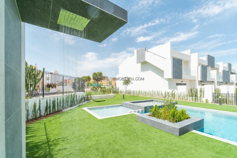 neue-wohnanlage-im-modernem-stil-und-schoenen-gemeinschaftsbereichen-in-torrevieja-spanien