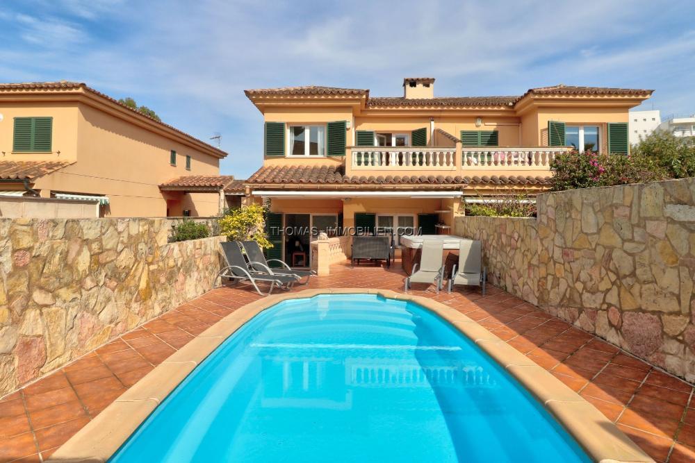grosses-haus-mit-4-schlafzimmern-und-privatem-pool-in-palmanova-auf-mallorca
