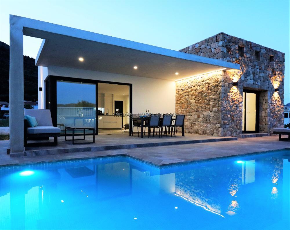 neue-villa-von-minimalistischem-und-rustikalem-design-in-tormos-an-der-costa-blanca