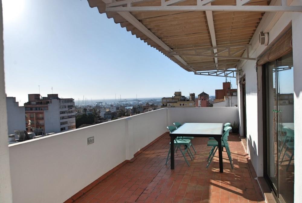 helles-loft-mit-blick-bis-zum-meer-und-hafen-in-santa-catalina-auf-mallorca-zur-miete