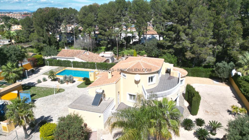 sehr-gepflegte-villa-mit-2-185-m2-grundstueck-grossem-pool-tennisplatz-brunnen-garage-heizung-klima-und-vielen-extras