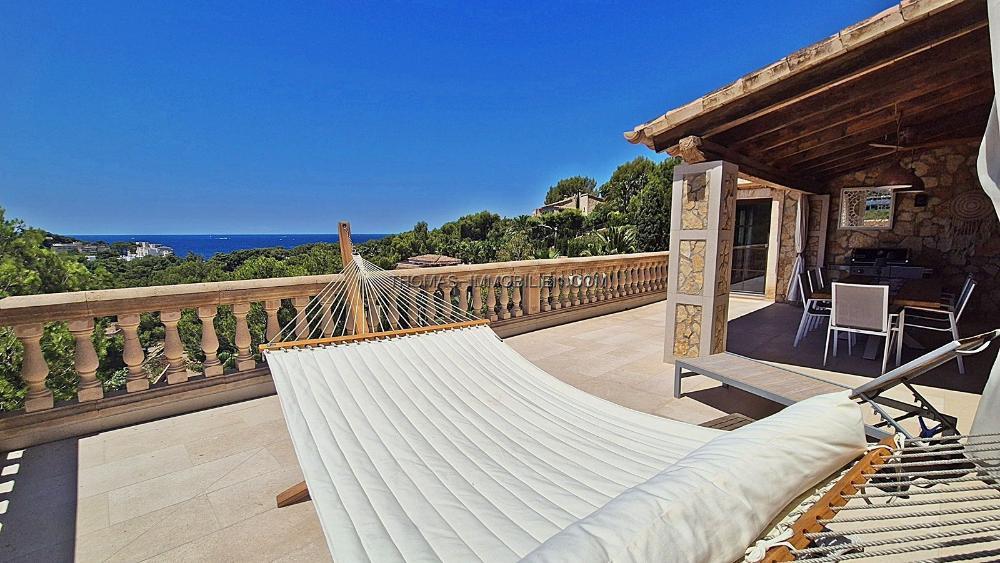 exklusive-villa-im-mediterranen-stil-mit-fantastischem-meerblick-in-costa-de-la-calma-auf-mallorca