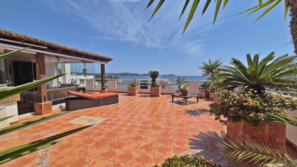 aussergewoehnliche-immobilie-umfasst-ein-geraeumiges-penthouse-mit-einer-spektakulaeren-terrasse-und-eine-angrenzende-wohnung-in-peguera-auf-mallorca