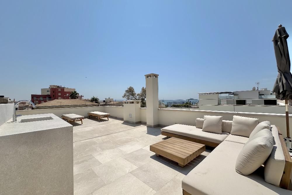 luxurioeses-stadthaus-mit-terrasse-und-meer-hafenblick-in-molinar-baujahr-2025
