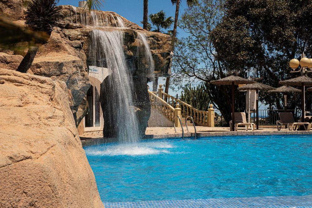 mehrere-bungalows-mit-meerblick-in-einer-ferienanlage-in-calpe-an-der-costa-blanca