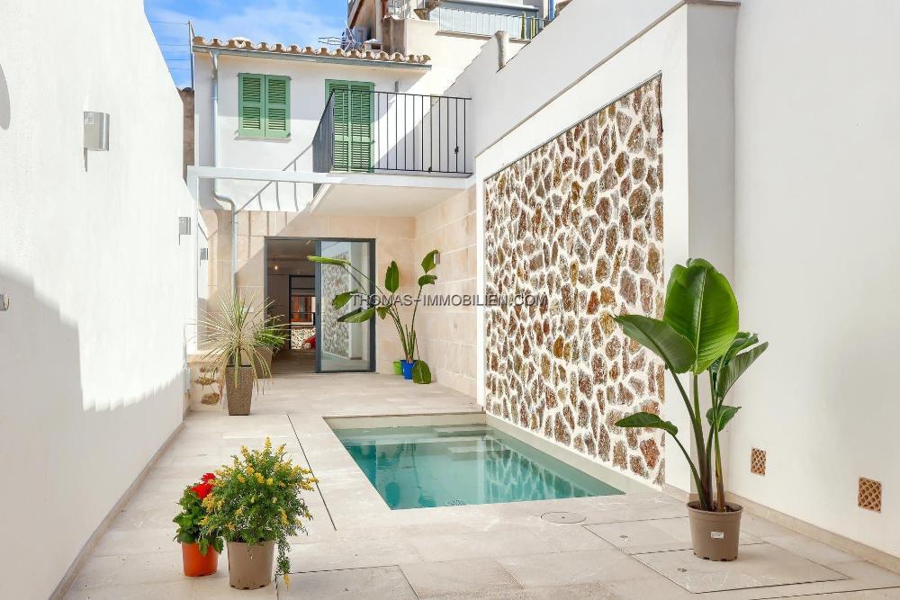 stilvoll-renoviertes-stadthaus-im-historischen-zentrum-mit-patio-und-pool-in-pollenca-auf-mallorca