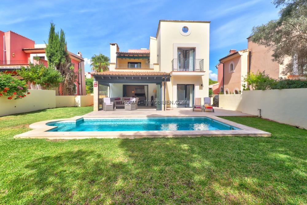 villa-mit-4-schlafzimmern-privatem-pool-und-blick-auf-den-golfplatz-in-santa-ponsa-auf-mallorca
