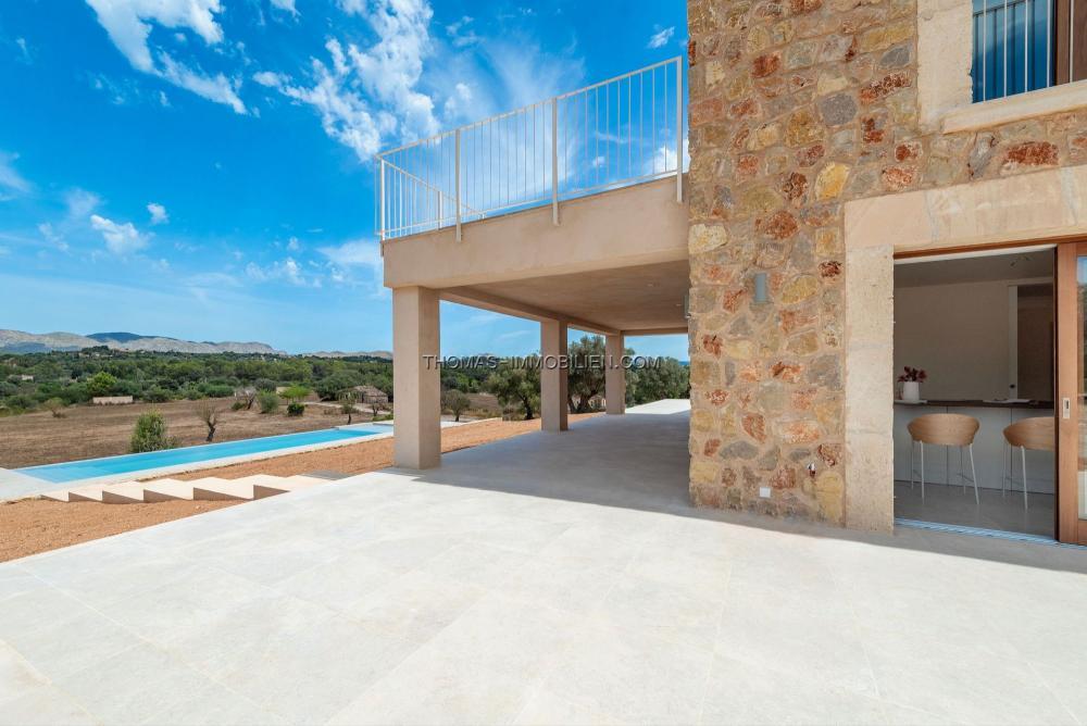 atemberaubende-neu-erbaute-landvilla-auf-einem-grossen-grundstueck-in-pollenca-auf-mallorca