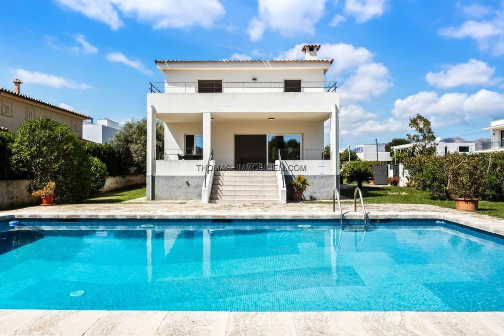 freistehende-villa-auf-einem-eckgrundstueck-mit-pool-in-port-de-pollenca-auf-mallorca