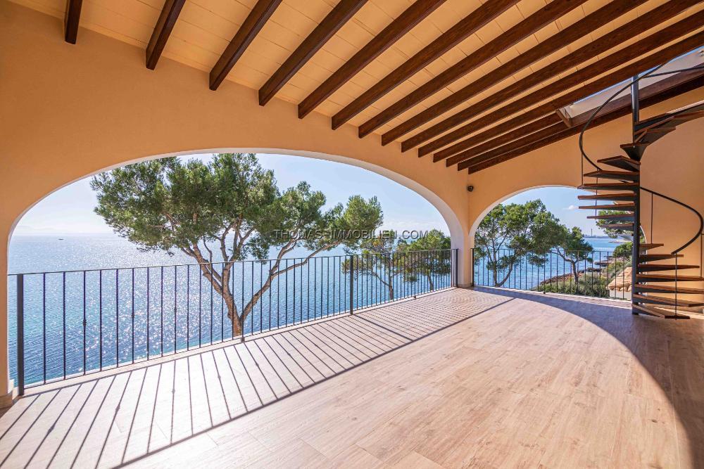 nach-sueden-ausgerichtete-villa-in-privilegierter-lage-in-erster-reihe-in-alcudia-auf-mallorca